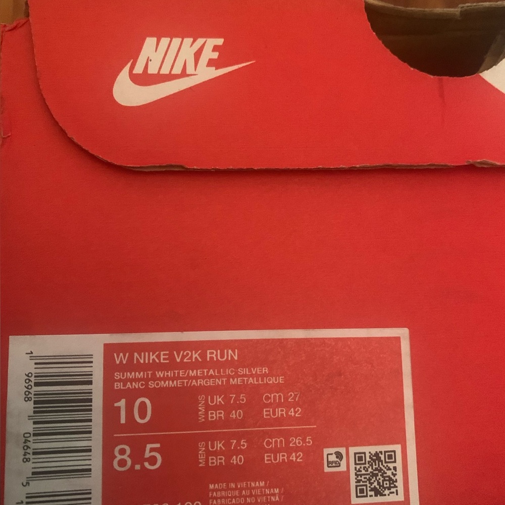 Pre - Loved Nike V2K Run sneakers in white and silver - Picture 7 of 8